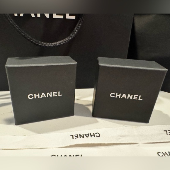 2 Chanel shopping bags with camellia flower and  ribbons, 2 small jewelry boxes. - Picture 6 of 9